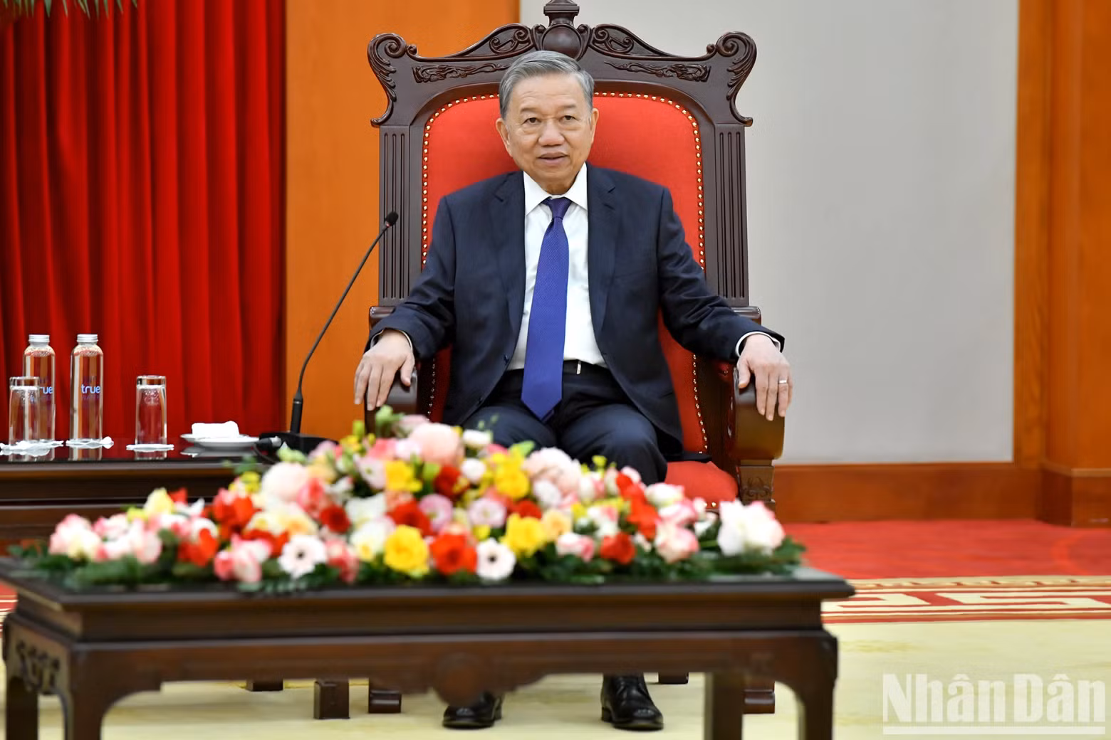 苏林总书记在会上发表讲话。