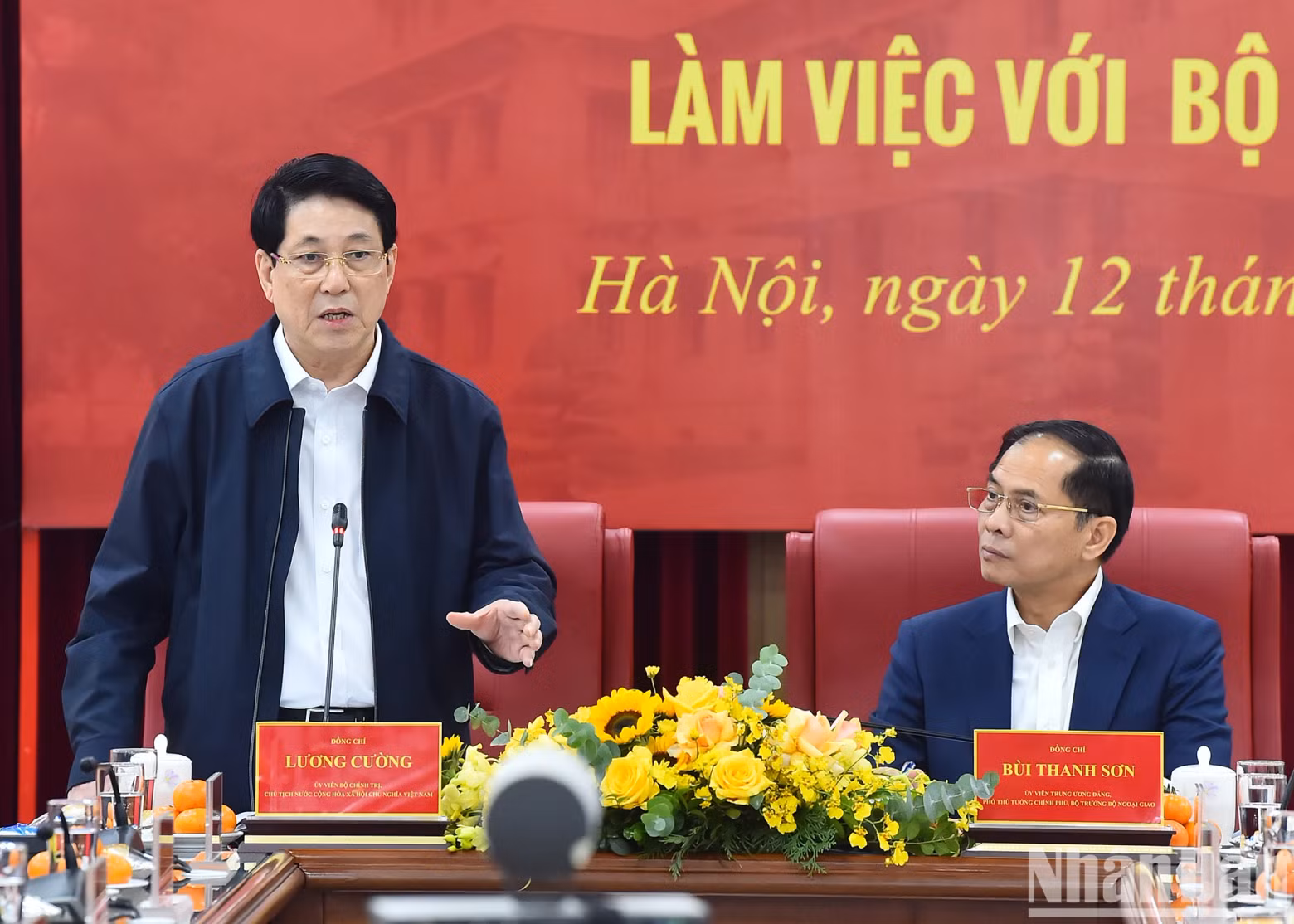 国家主席梁强在会上发表讲话。