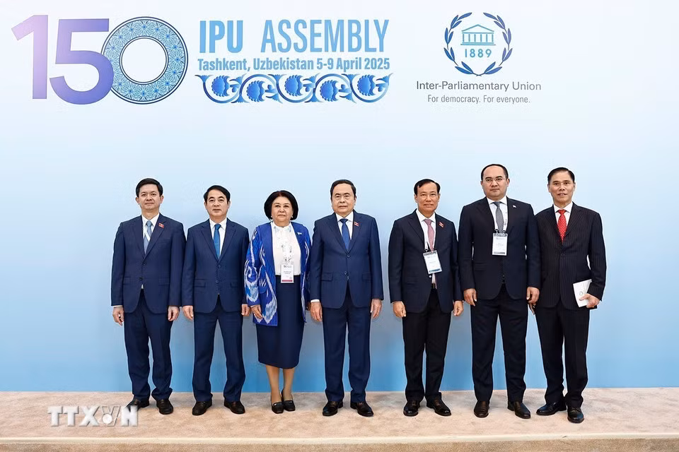 国会主席陈青敏和与会代表。 国会主席陈青敏和与会代表。