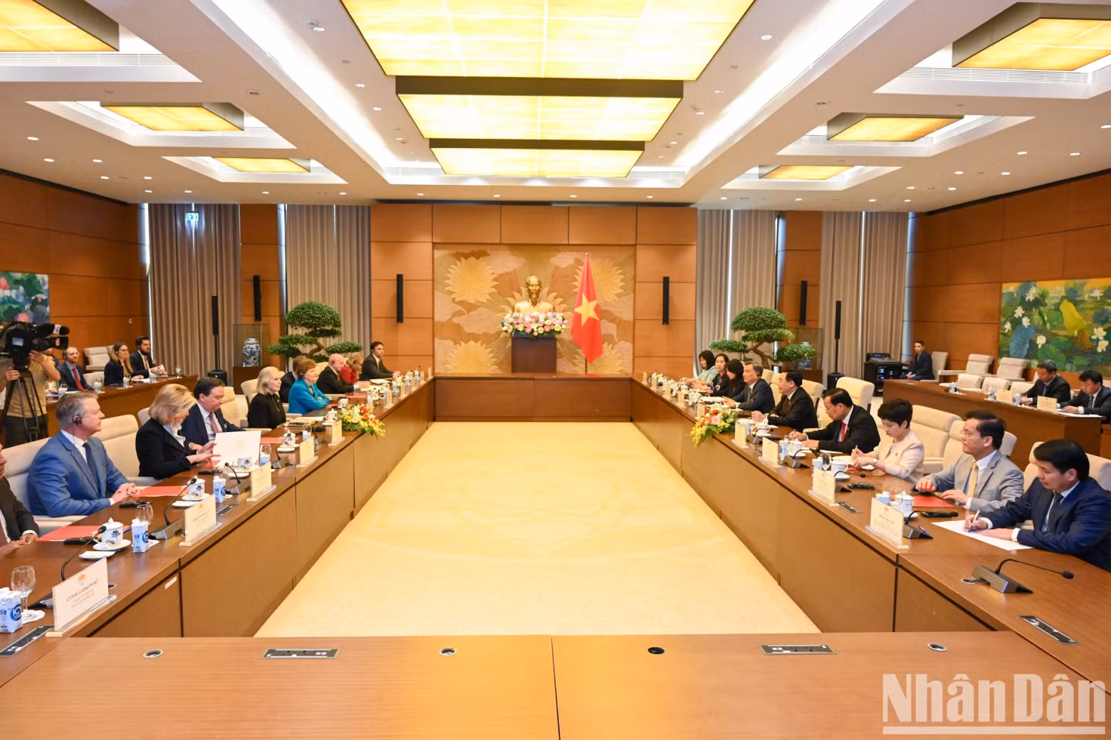 越南国会主席王廷惠会见美国参议员克尔斯滕·吉利布兰德一行。 越南国会主席王廷惠会见美国参议员克尔斯滕·吉利布兰德一行。