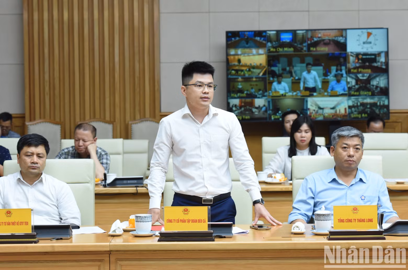 企业代表在会上发表讲话。