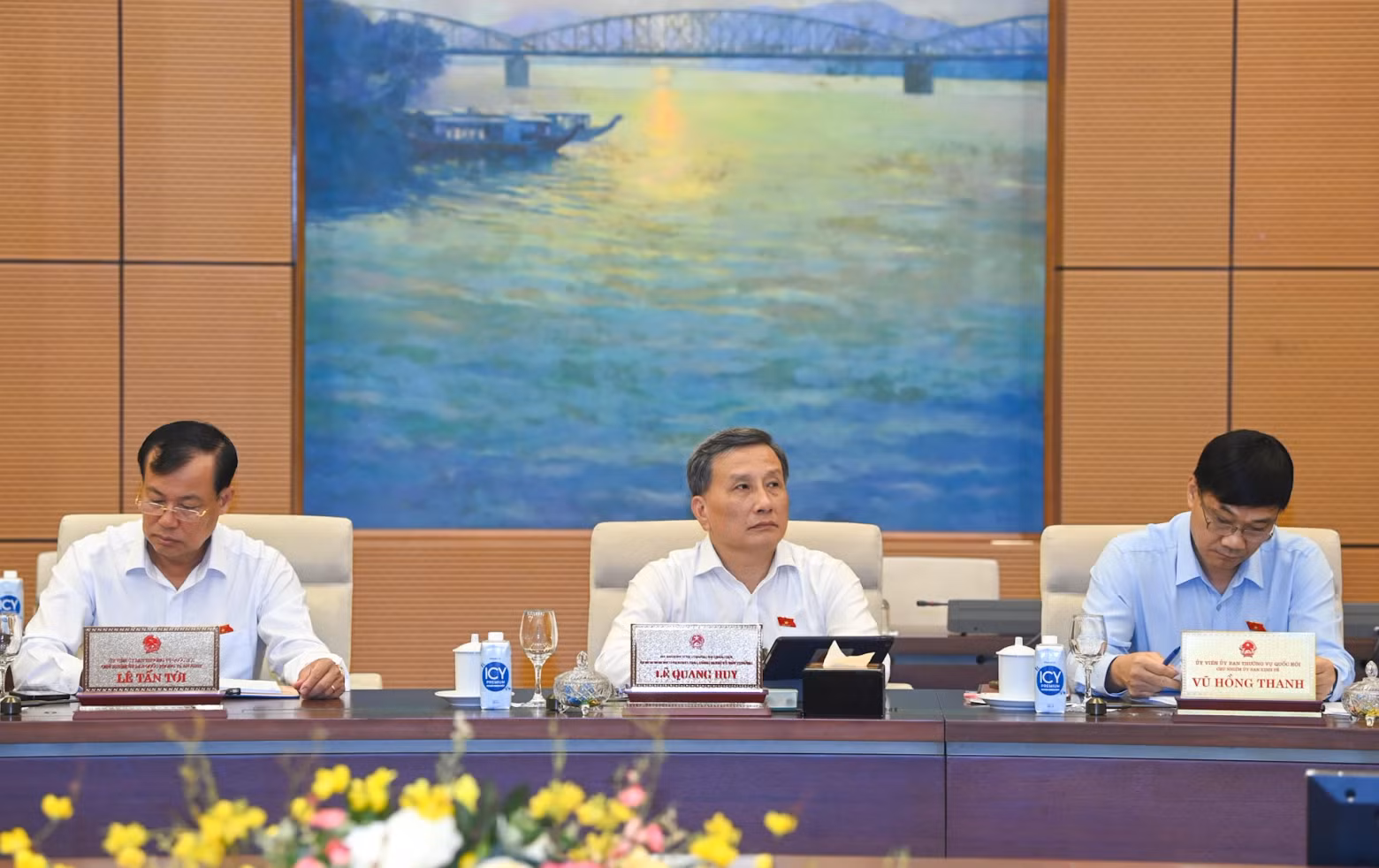 国会常委会委员出席会议。