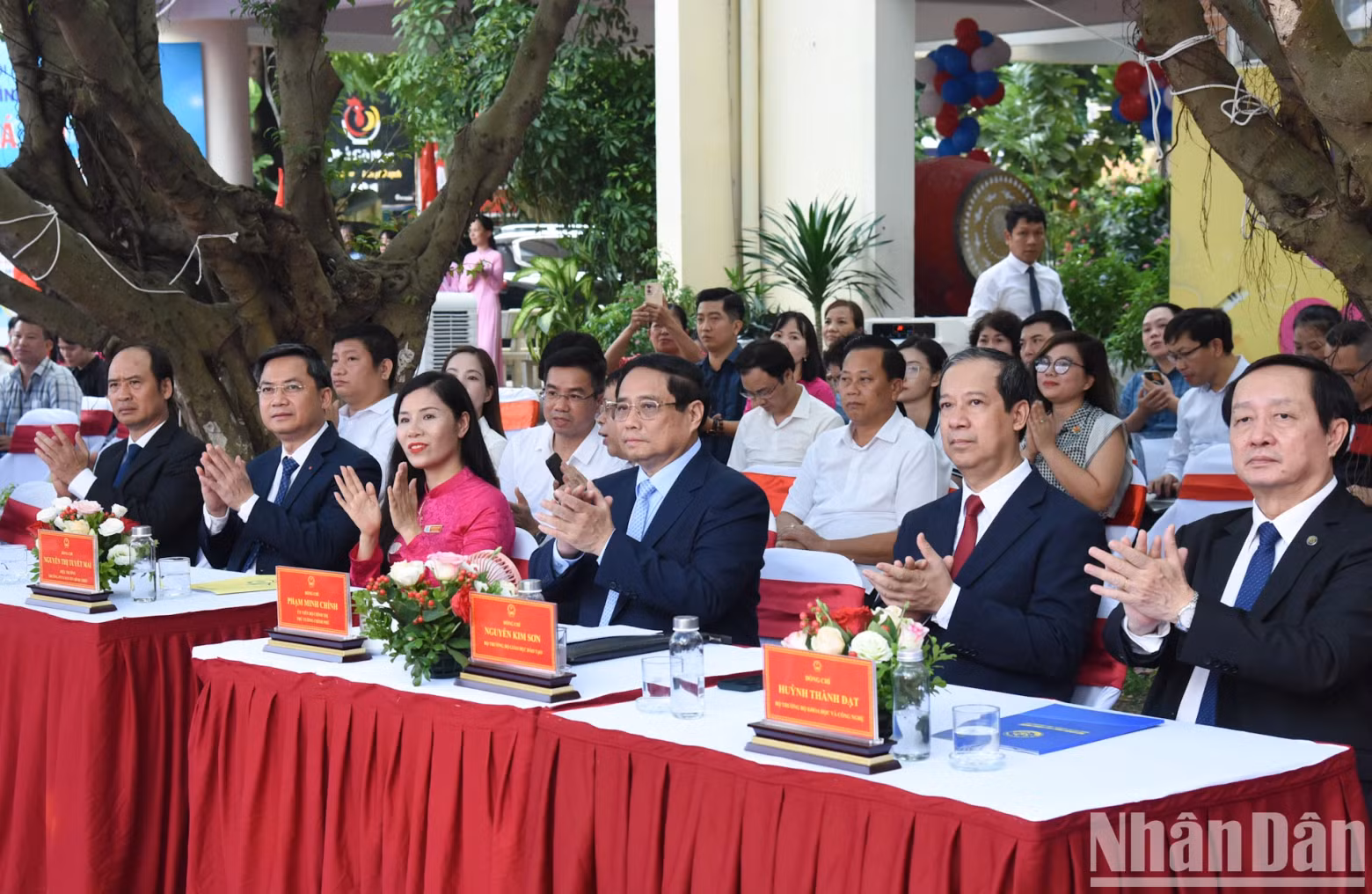政府总理范明正，教育与培训部部长阮金山，科技部部长黄成达，中央各部委、行业及河内市领导代表出席开学典礼。