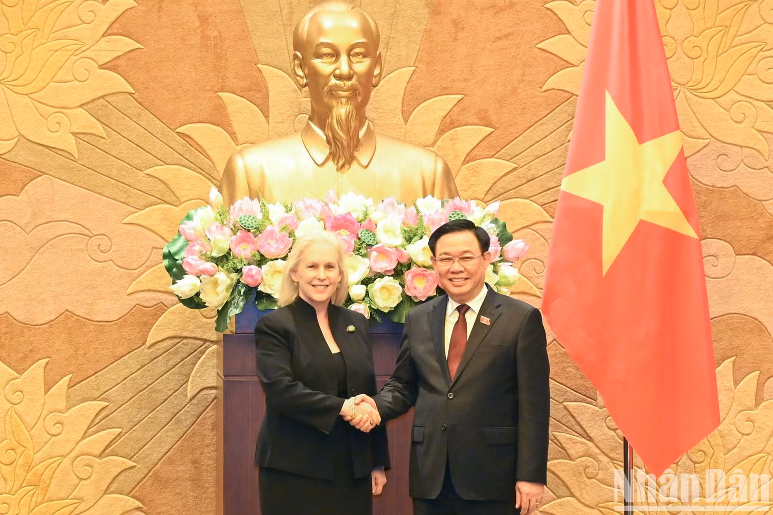 越南国会主席王廷惠和美国参议员克尔斯滕·吉利布兰德。 越南国会主席王廷惠和美国参议员克尔斯滕·吉利布兰德。