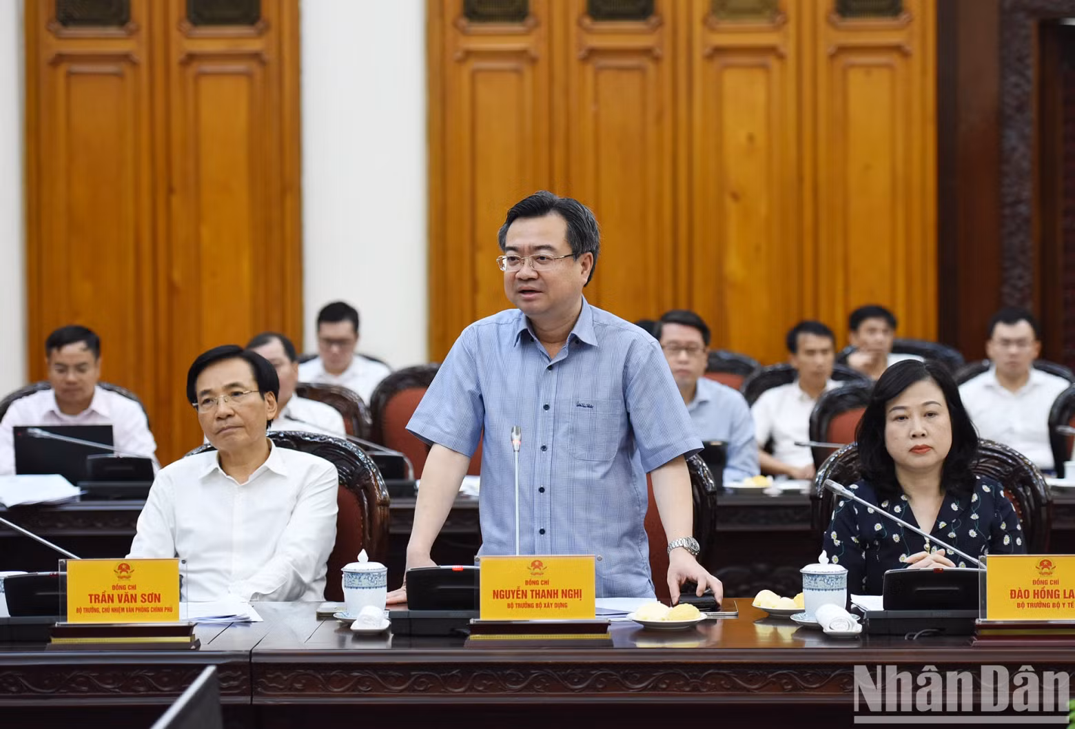 建设部部长阮青毅在会上发表讲话。