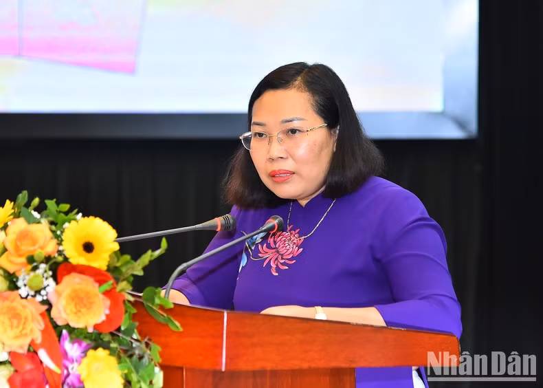 国家政治真理出版社副社长、副总编范氏盛在仪式上发表讲话。 国家政治真理出版社副社长、副总编范氏盛在仪式上发表讲话。