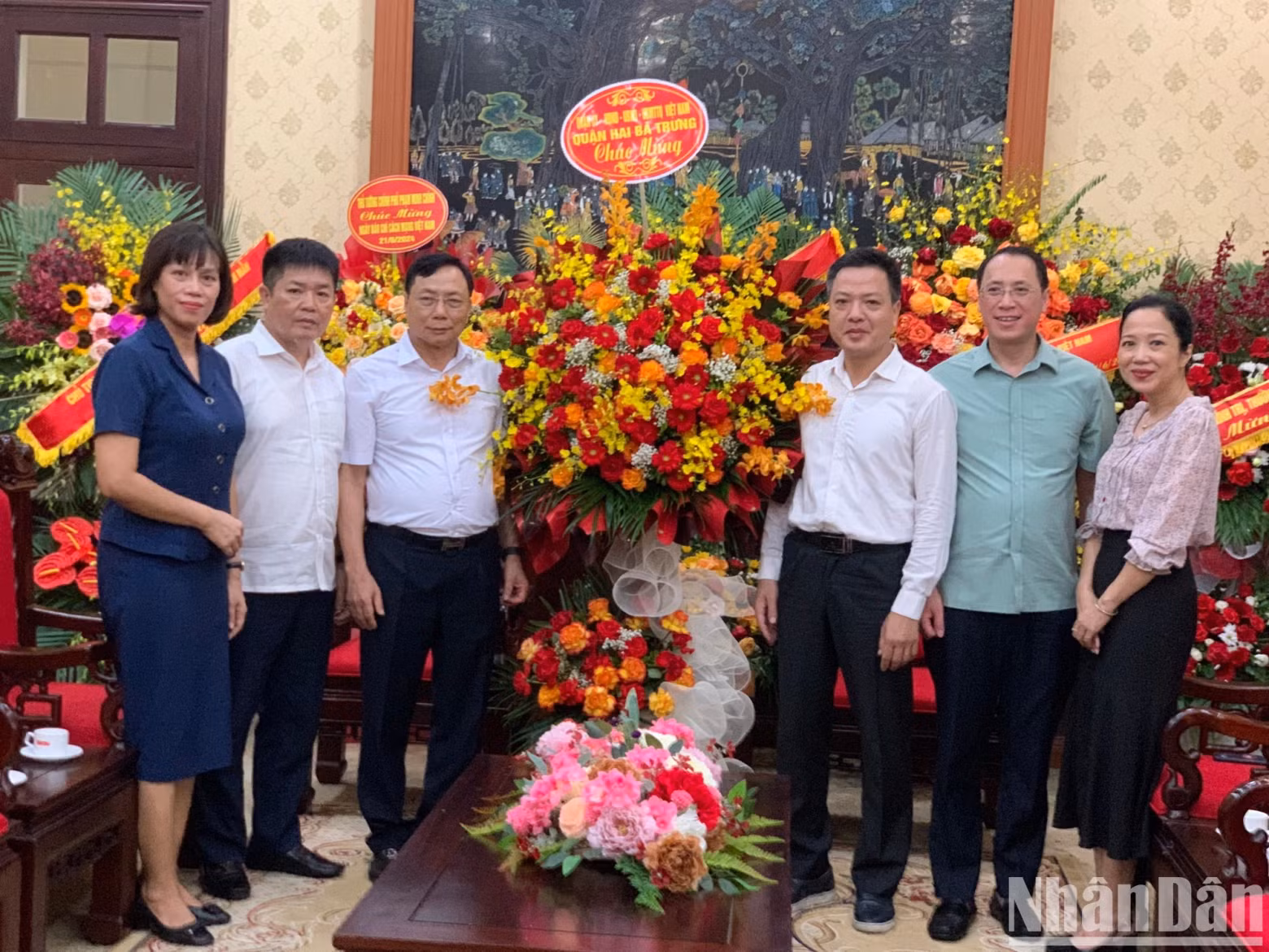 二征夫人郡委代表团前来祝贺《人民报》社。