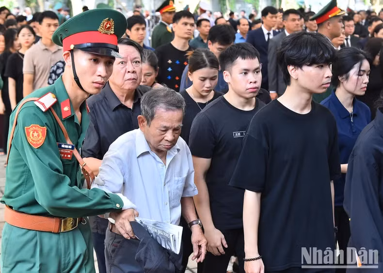 治丧组委会安排了许多人员为老年人提供帮助。