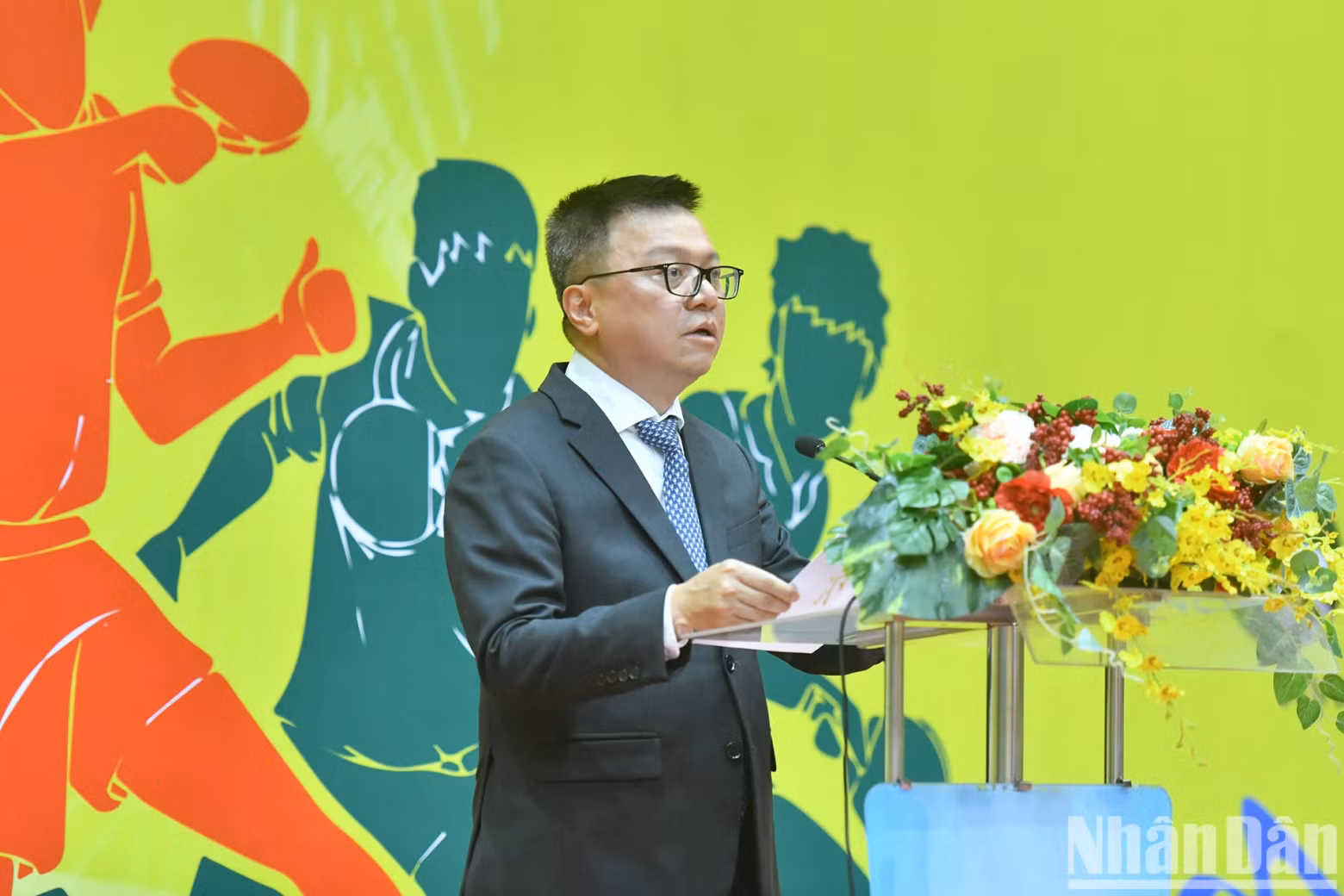 越共中央委员、越南《人民报》社总编辑、中央宣教部副部长、越南新闻工作者协会主席、2024年“越南油气杯”第42届《人民报》全国乒乓球锦标赛指导委员会主任黎国明在开赛仪式上发表讲话。