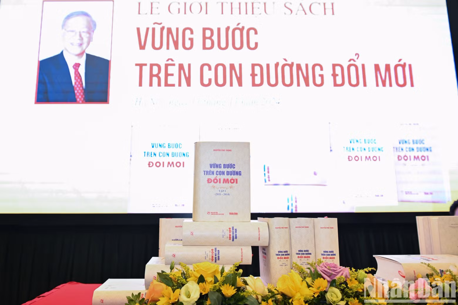 越共中央总书记阮富仲在革新道路上稳步前进》丛书第三卷和第四卷首发仪式。