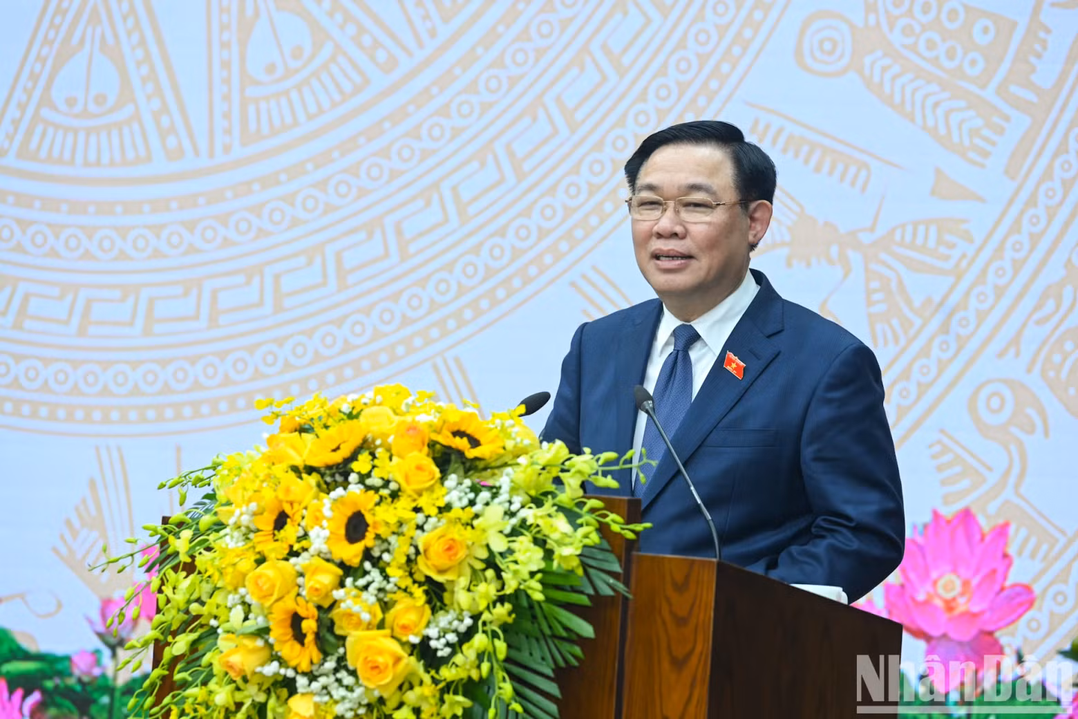 国会主席王廷惠向安沛省党委、政府、人民致以新年祝福。 国会主席王廷惠向安沛省党委、政府、人民致以新年祝福。