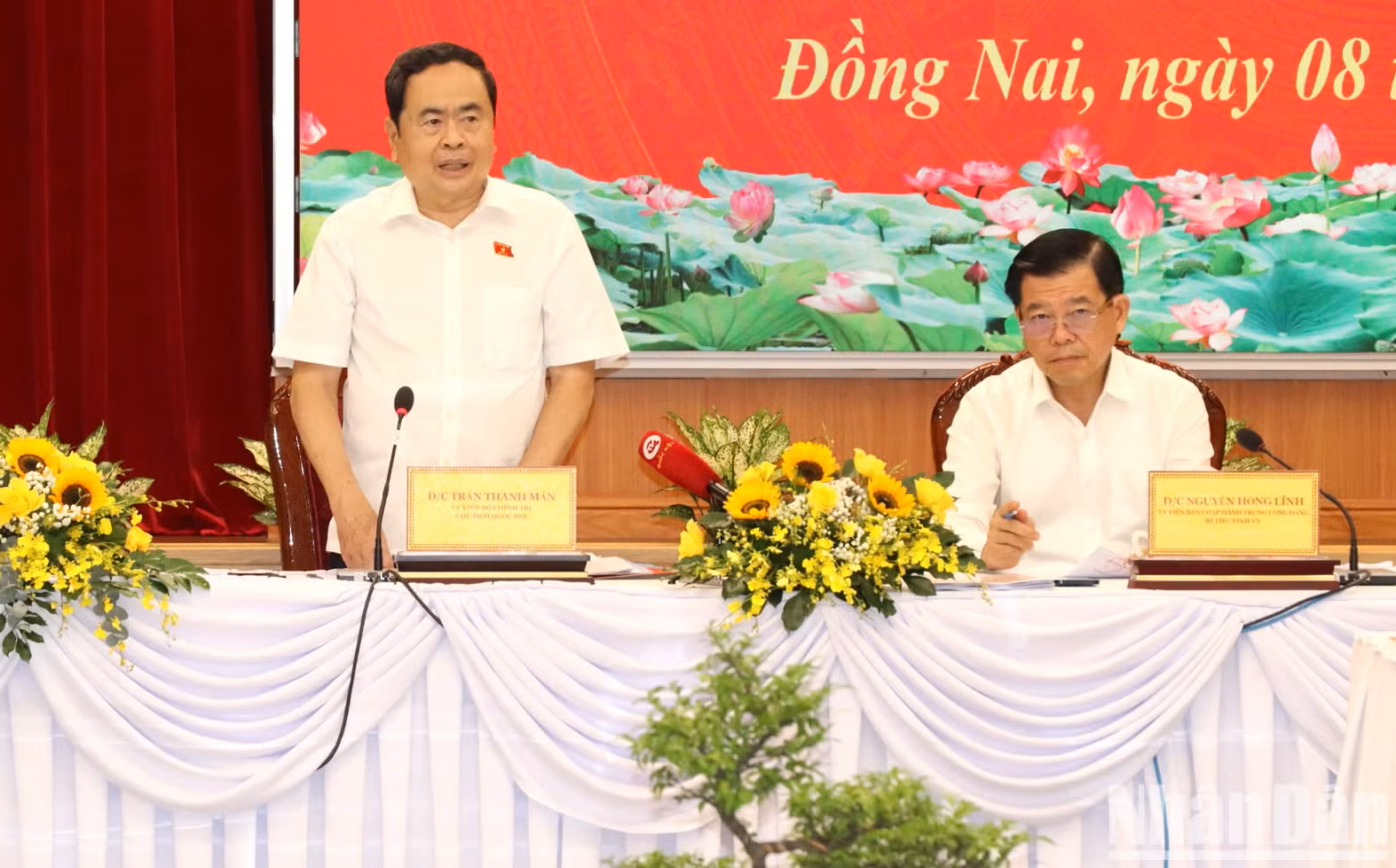 国会主席陈青敏在与同奈省委举行工作会议时发表讲话。