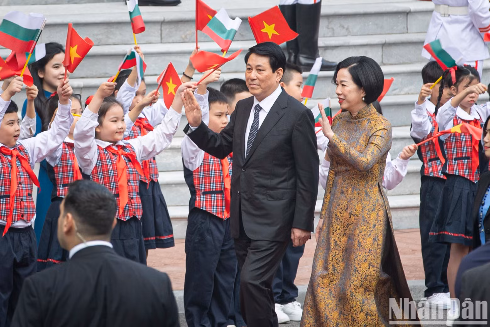国家主席梁强和夫人向首都儿童挥手致意。