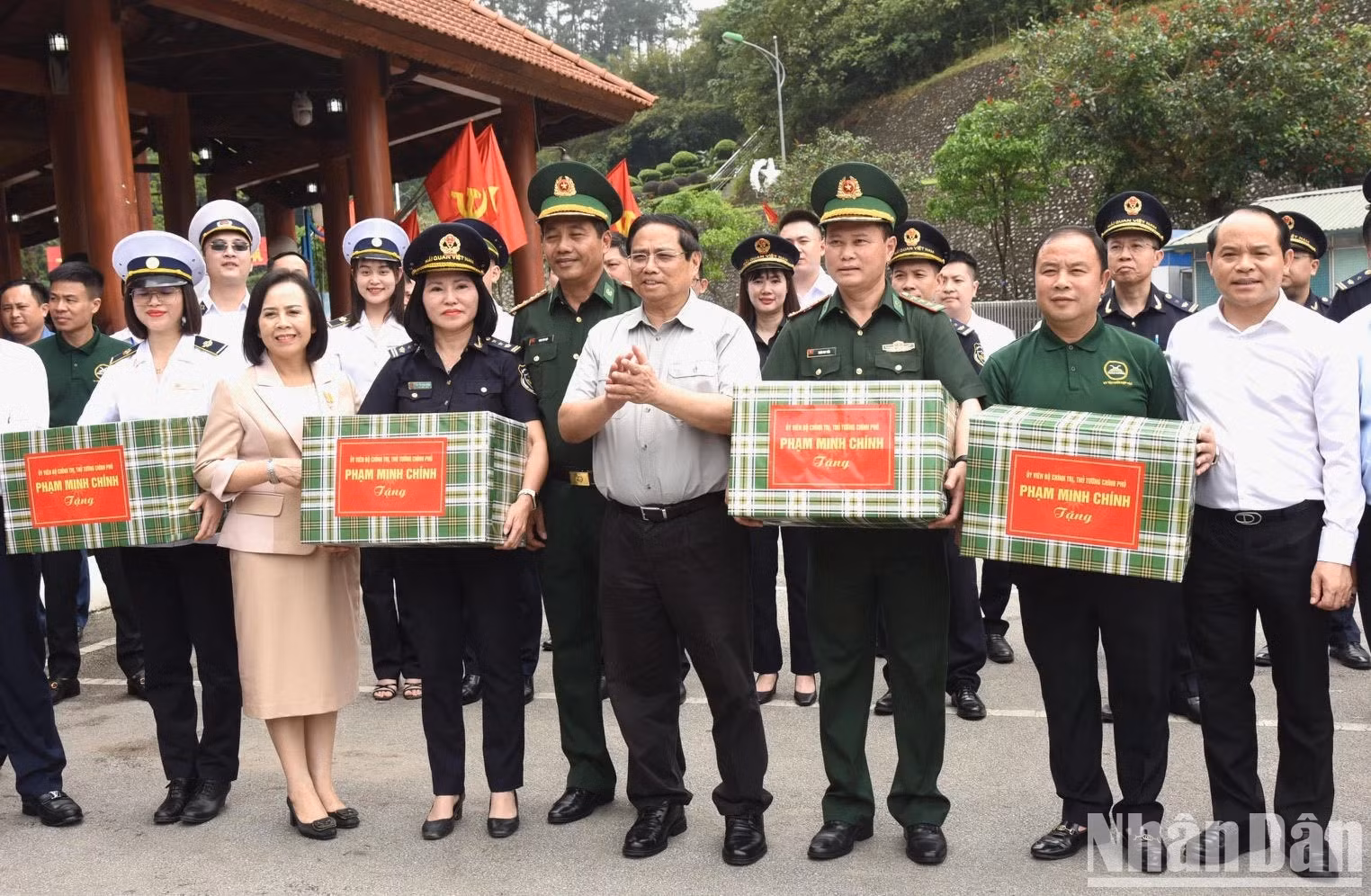 政府总理范明正走访慰问在友谊国际口岸执行任务的工作人员并向其赠送礼品。 政府总理范明正走访慰问在友谊国际口岸执行任务的工作人员并向其赠送礼品。