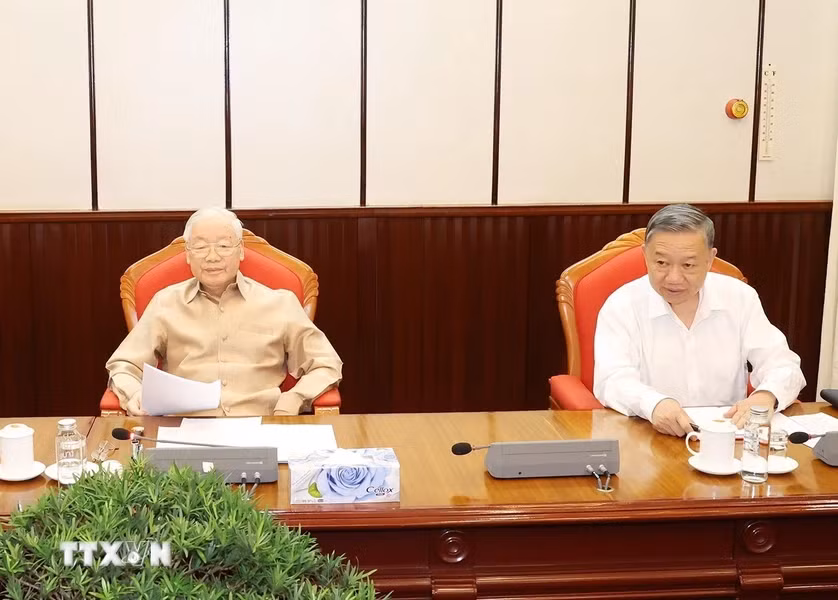 阮富仲总书记主持召开重要领导人会议。 阮富仲总书记主持召开重要领导人会议。