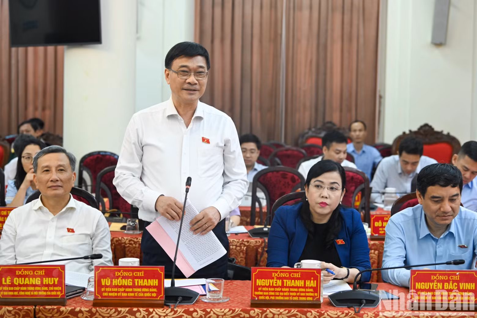 国会经济委员会主任武红青在会上发表讲话。