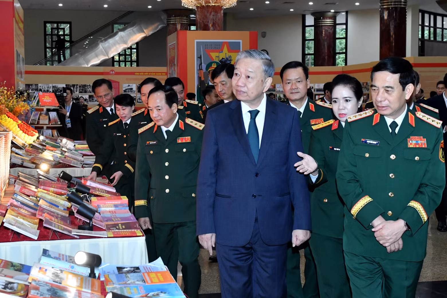 苏林总书记参观越南人民军总政治局刊物展。