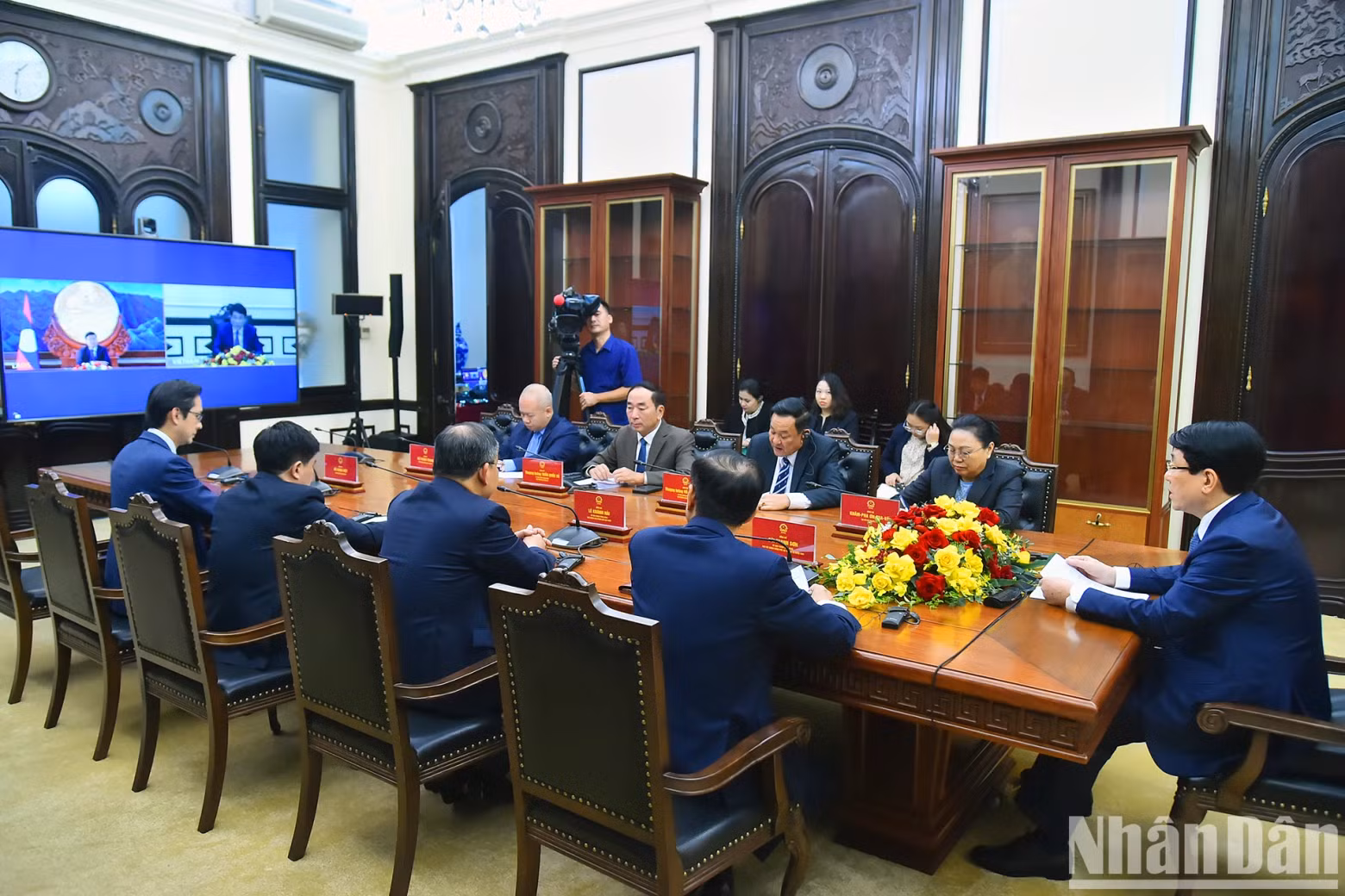 越南国家主席梁强与老挝人民革命党总书记、国家主席通伦·西苏里举行视频会谈的场景。