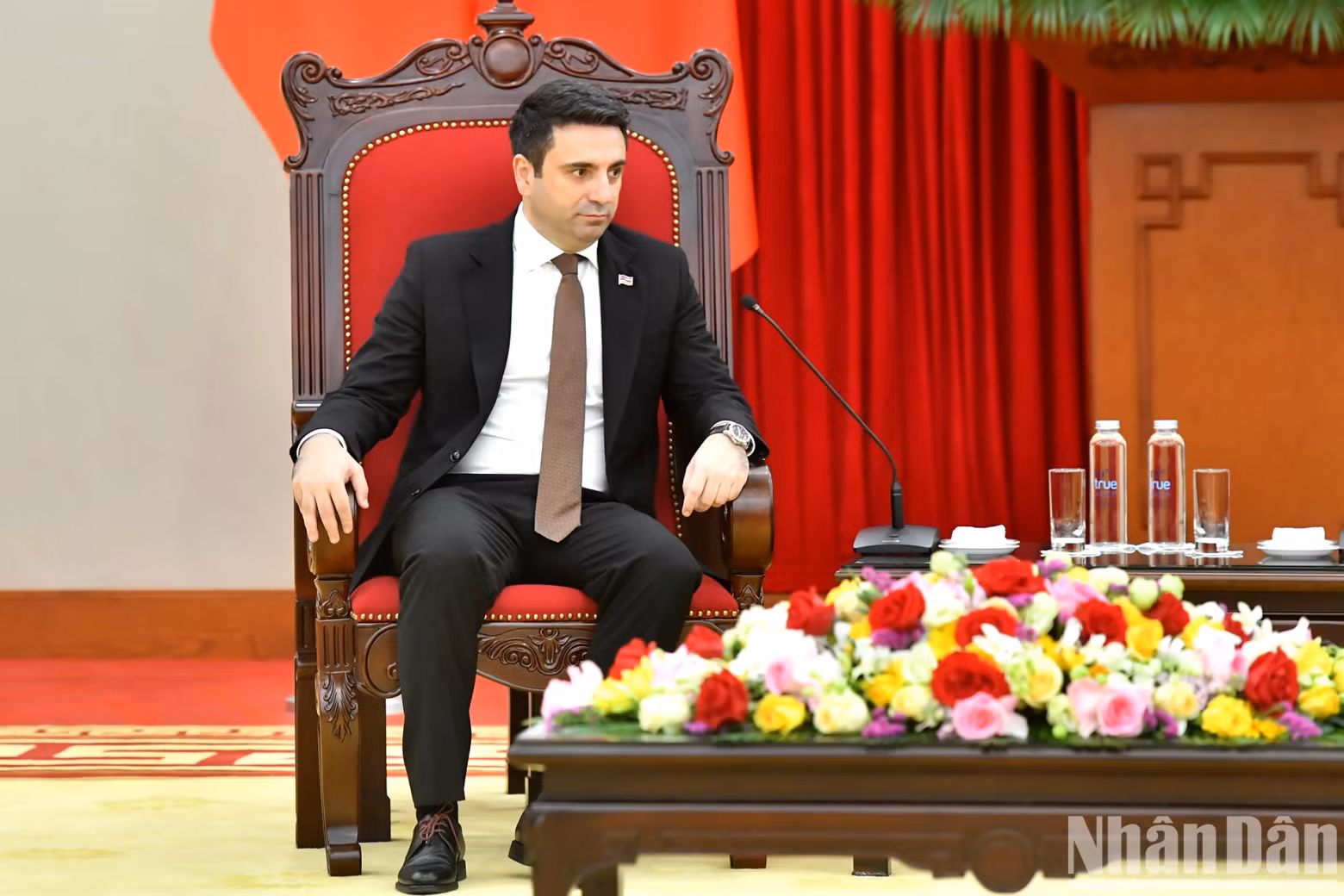 亚美尼亚共和国议会议长阿伦·西蒙扬在会见苏林总书记时发表讲话。
