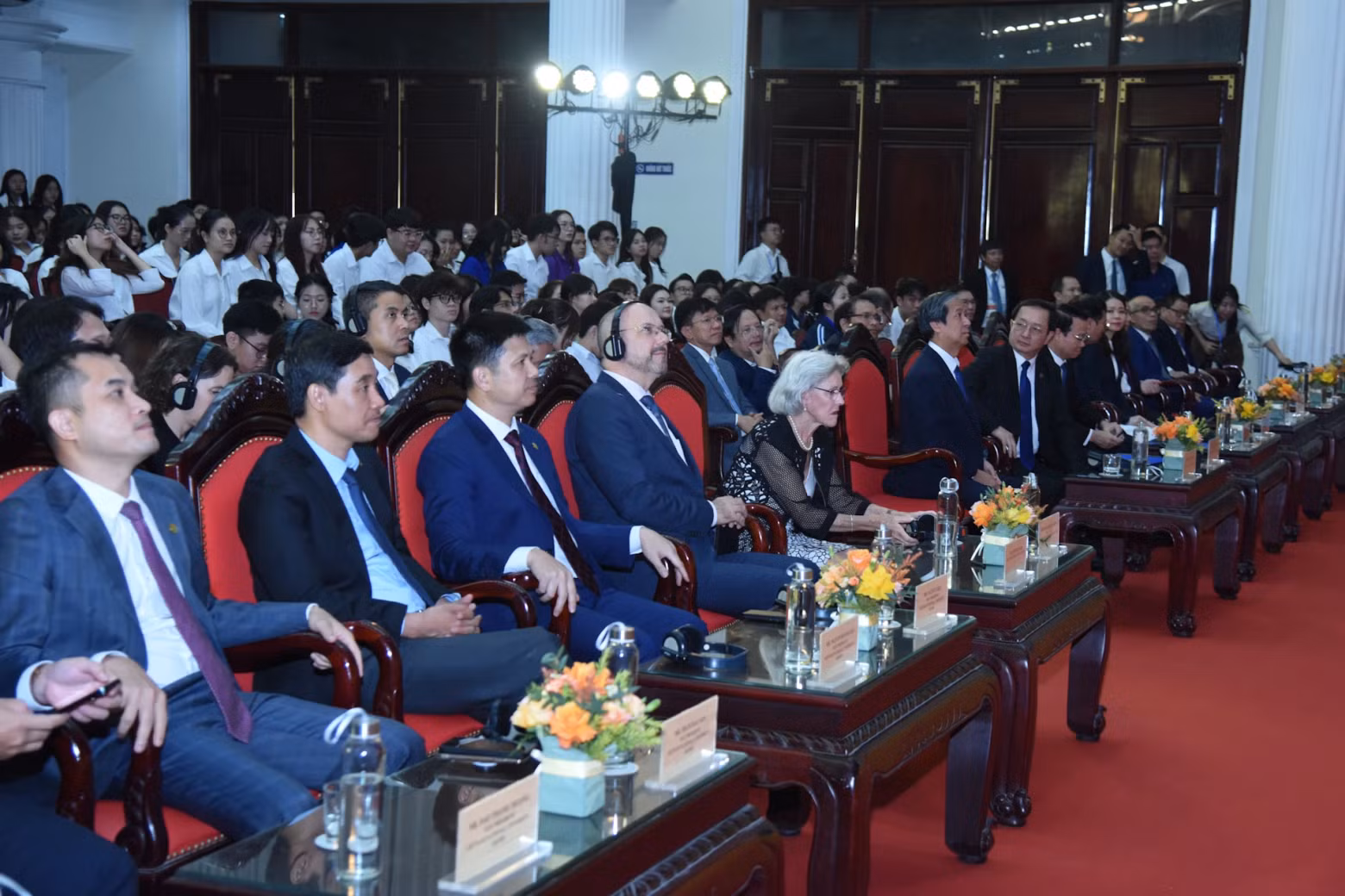 与会代表。