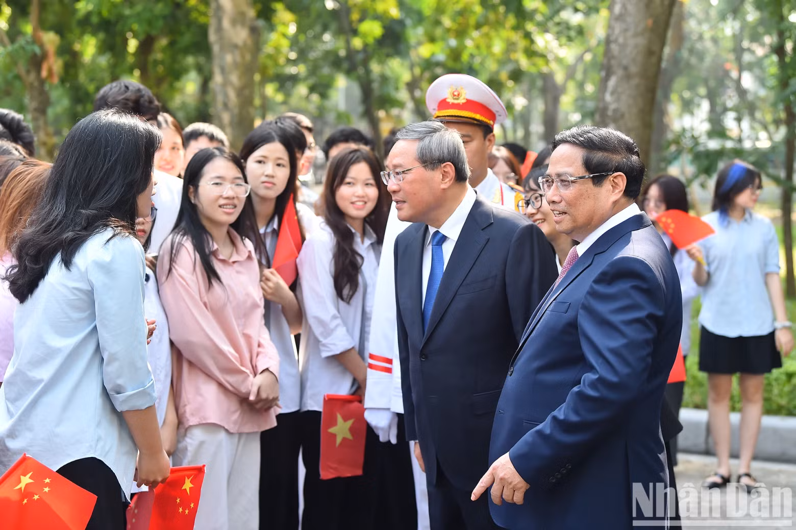 越南政府总理范明正和中国国务院总理李强与越南大学生交流。