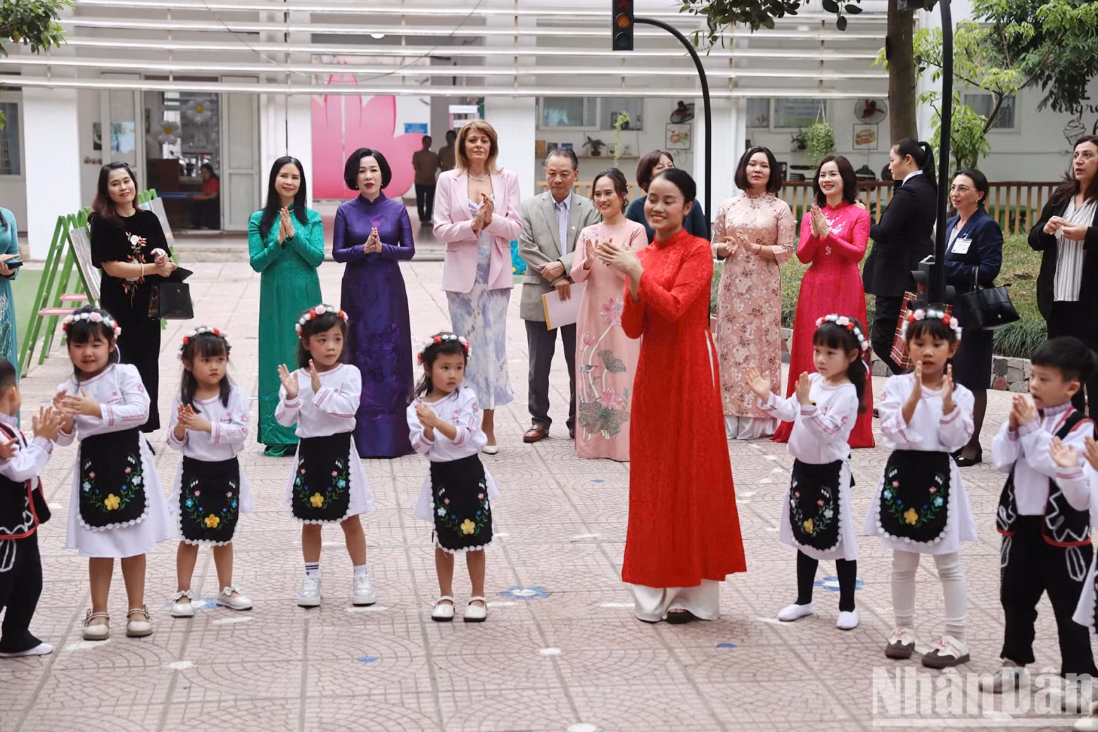 越南国家主席梁强夫人阮氏明月和保加利亚总统鲁门·拉德夫夫人德西斯拉娃·拉德娃与越保优质幼儿园的师生一起唱歌。