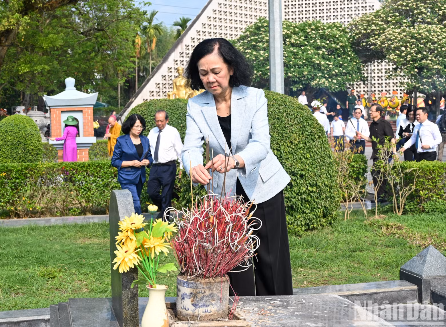 越共中央政治局委员、中央书记处常务书记、中央组织部部长张氏梅在A1国家烈士陵园上香缅怀各位英雄烈士。