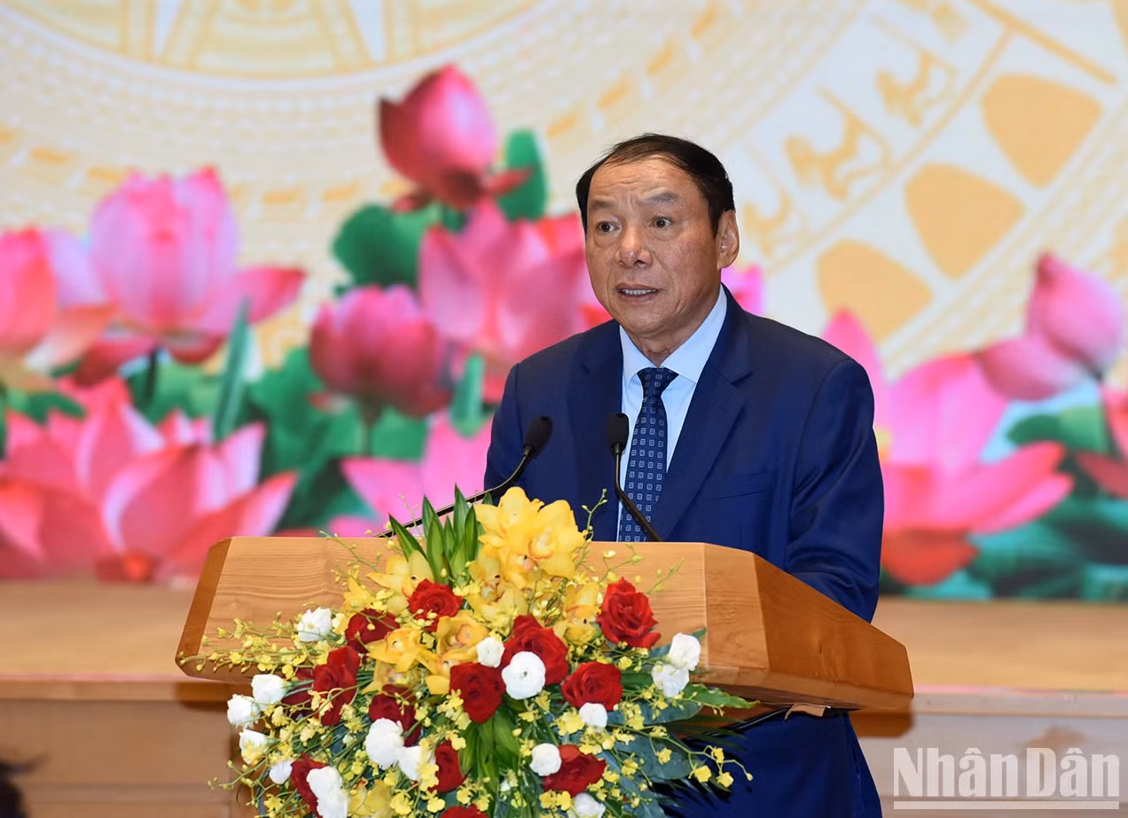 文化体育与旅游部部长阮文雄在仪式上发表讲话。