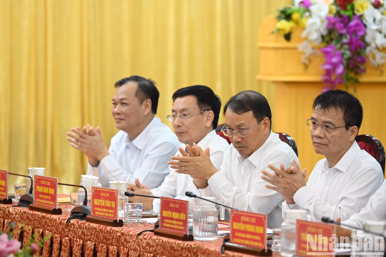 南定省委常委会领导出席会议。