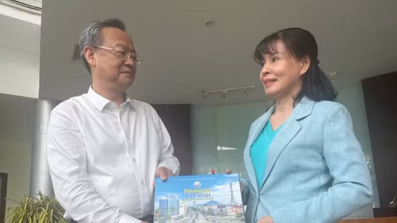 陈建文同志向阮氏春香同志赠送纪念品。