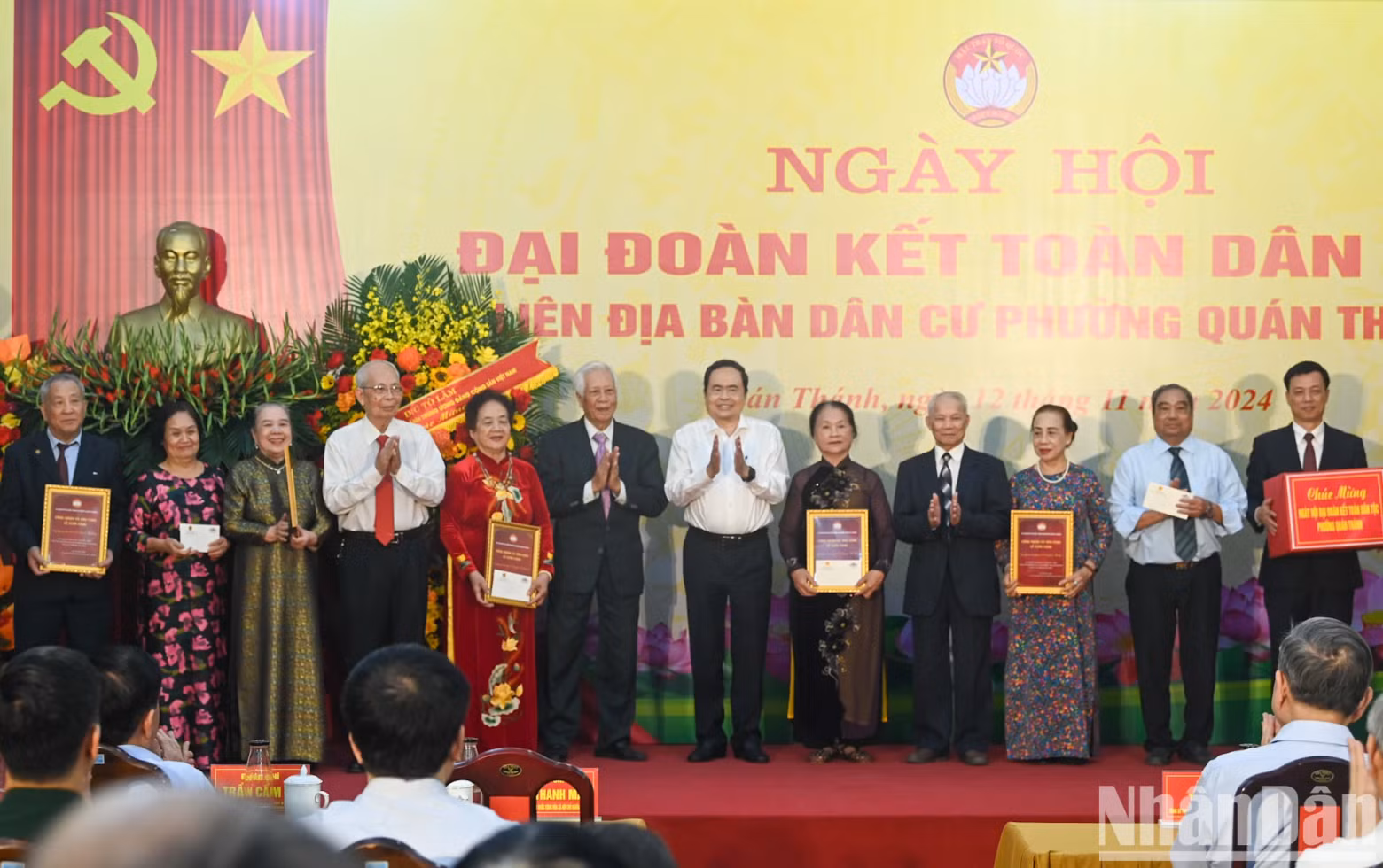 国会主席陈青敏向馆圣坊集体和结婚时间超过50年的各对夫妻送礼物。 国会主席陈青敏向馆圣坊集体和结婚时间超过50年的各对夫妻送礼物。