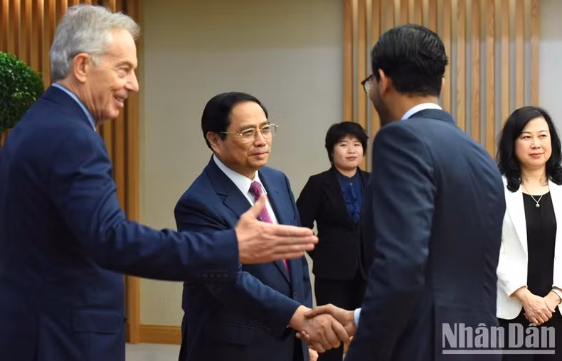 越南政府总理范明正欢迎英国代表团成员。（陈海 摄）