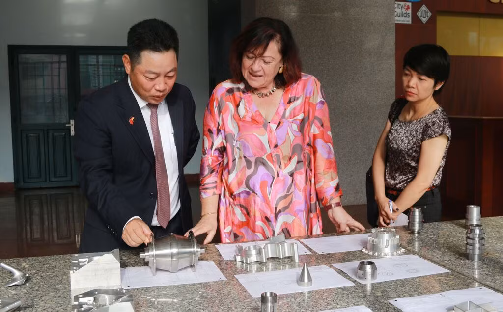 德国联邦经济合作与发展部议会国务秘书Bärbel Kofle一行来到同奈省隆城县Lilama第二国际技术高等学校参观访问。（图片来源：越通社）