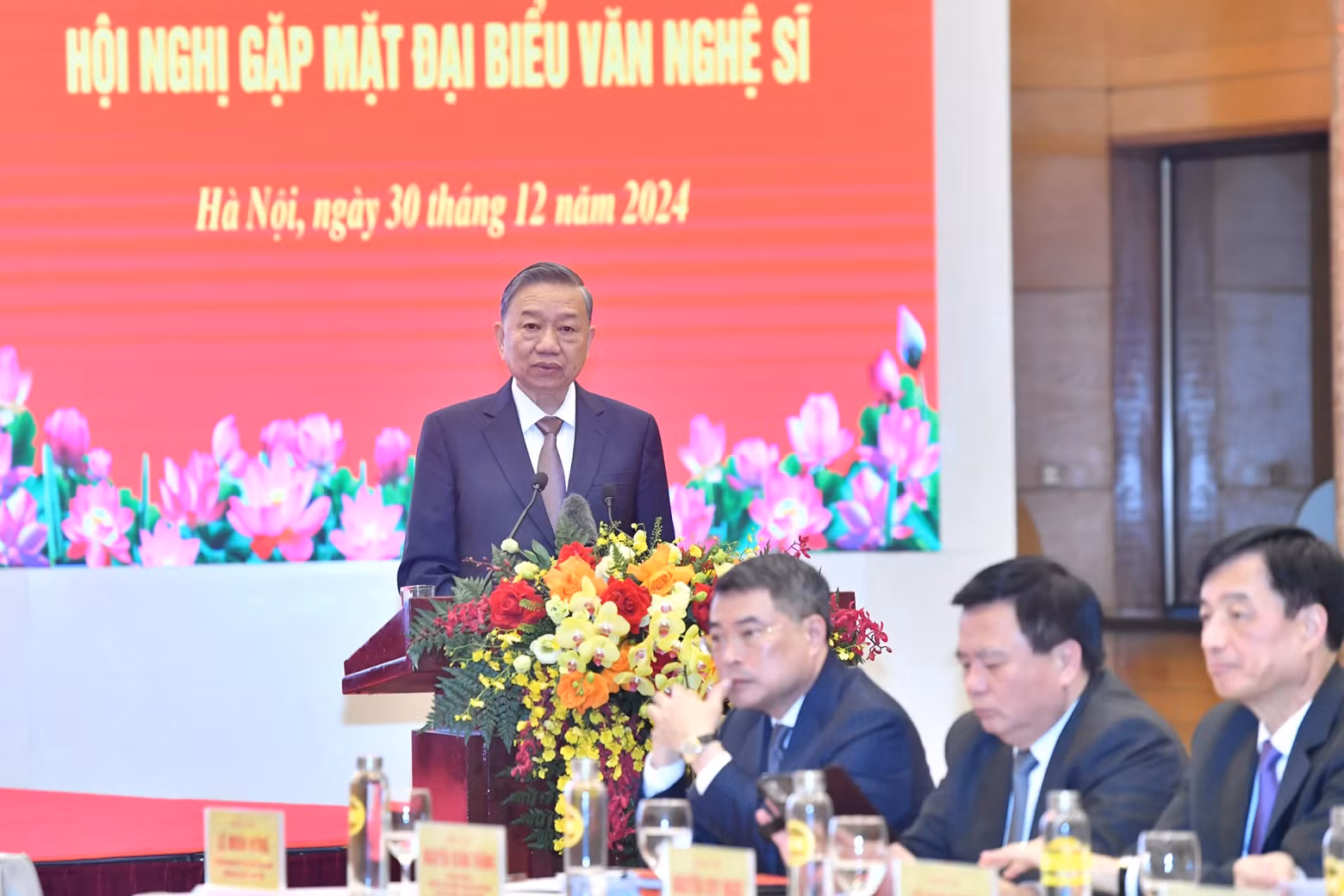苏林总书记在见面会上发表讲话。