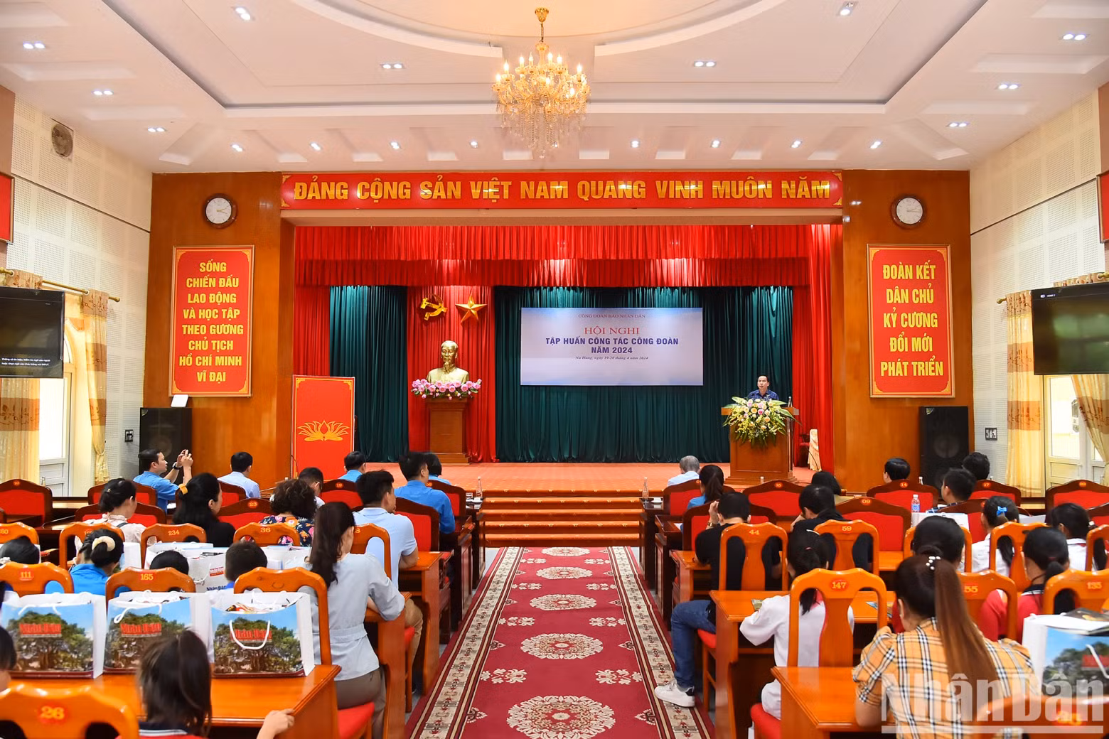 4月19日,《人民报》社工会在宣光省举行2024年工会工作培训会议并向纳杭(Na Hang)县贫困优秀学生赠送礼物。 4月19日,《人民报》社工会在宣光省举行2024年工会工作培训会议并向纳杭(Na Hang)县贫困优秀学生赠送礼物。