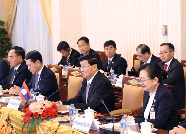 老挝人民革命党中央总书记、老挝国家主席通伦·西苏里在会谈中发表讲话。