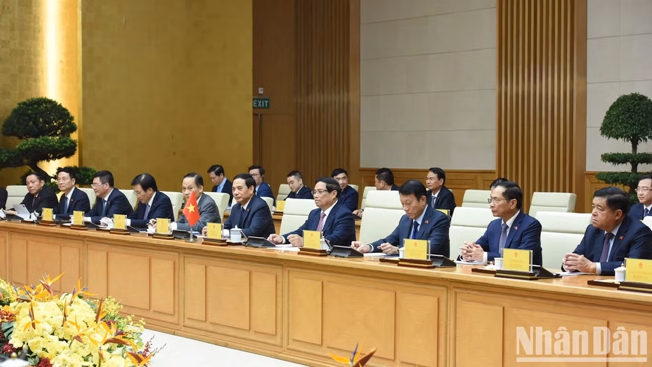越南政府总理范明正和越南政府成员参加会谈。