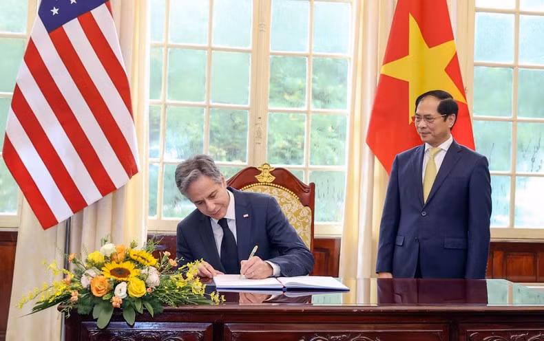 越南外交部长裴青山见证美国国务卿安东尼·布林肯在纪念薄上留言。