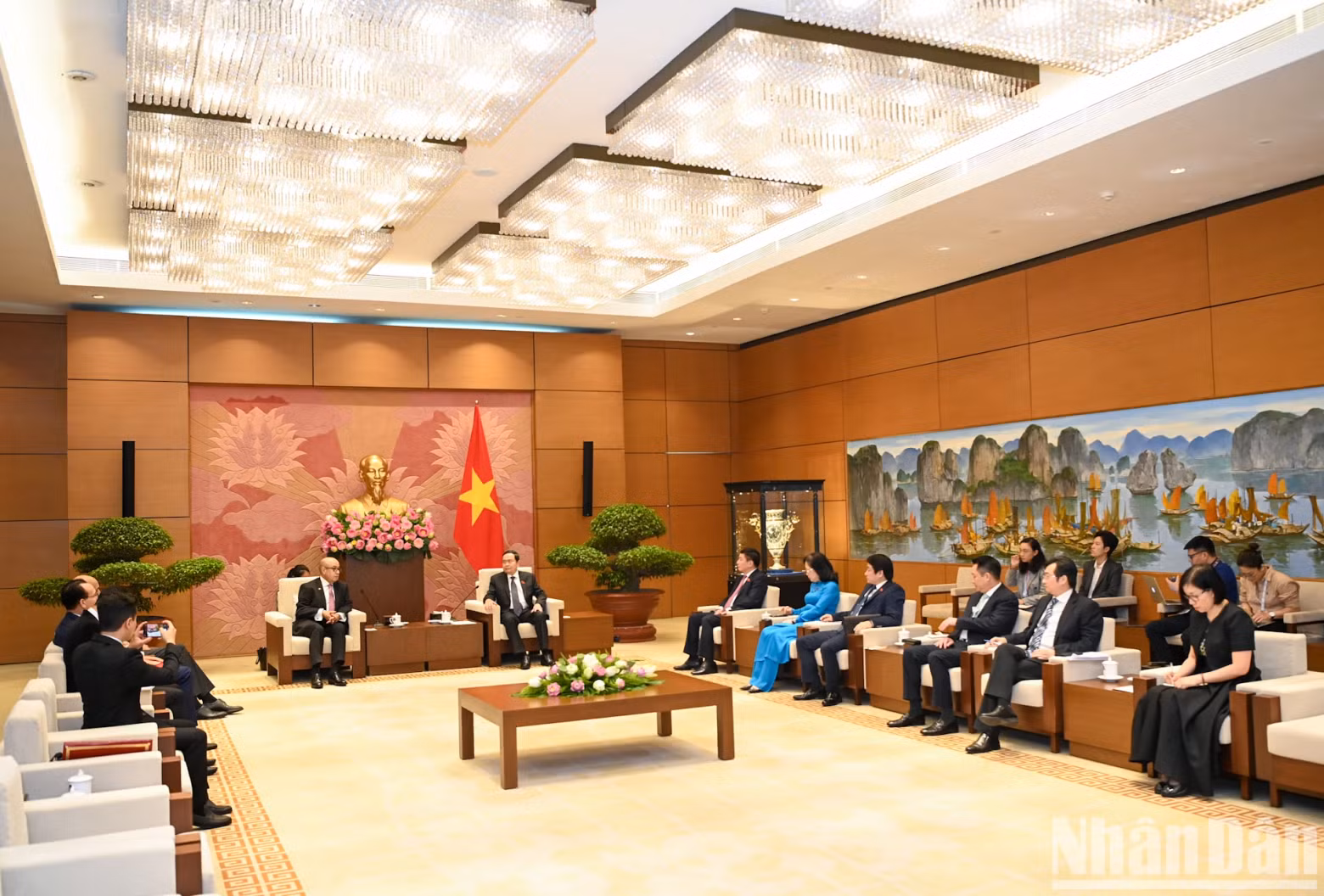 越南国会主席陈青敏会见摩洛哥众议院秘书长纳吉布·哈迪。 越南国会主席陈青敏会见摩洛哥众议院秘书长纳吉布·哈迪。