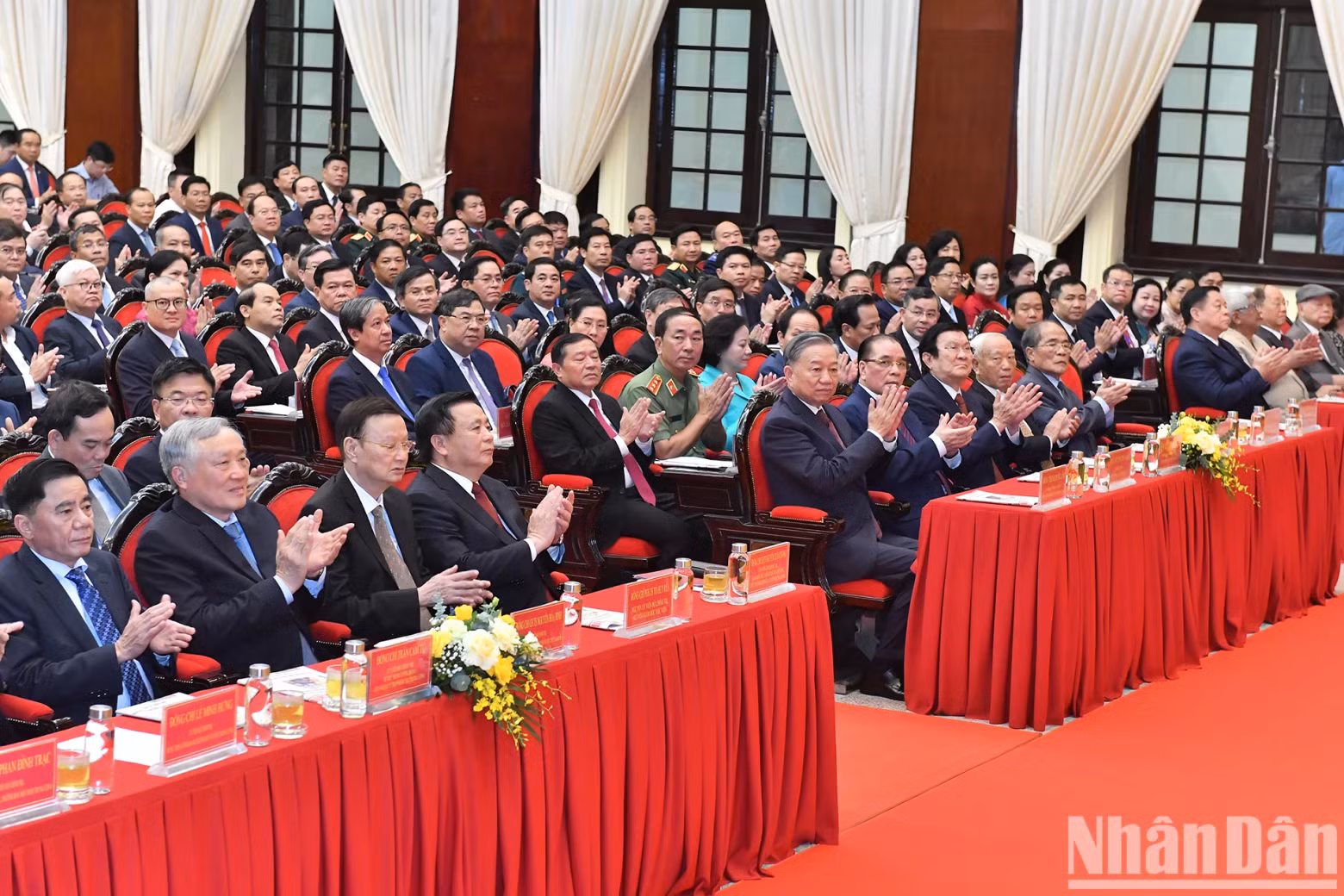 越共中央总书记、国家主席苏林与党和国家领导、前领导一同出席。
