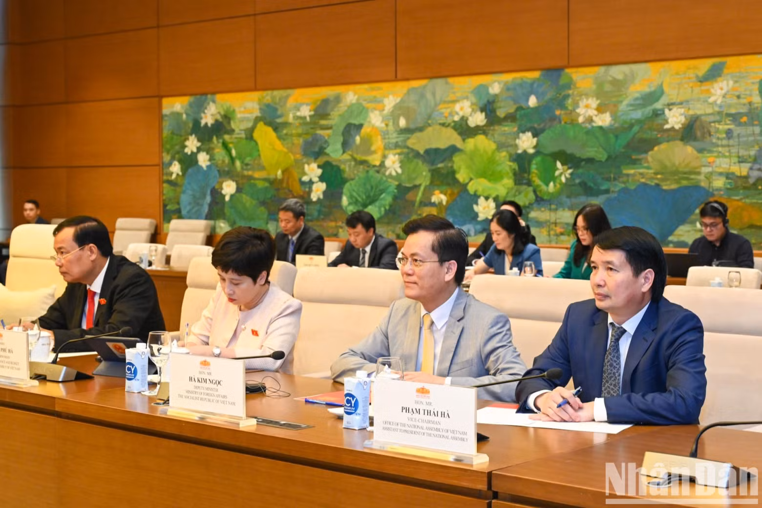 越南国会各委员会、外交部领导一同出席。 越南国会各委员会、外交部领导一同出席。