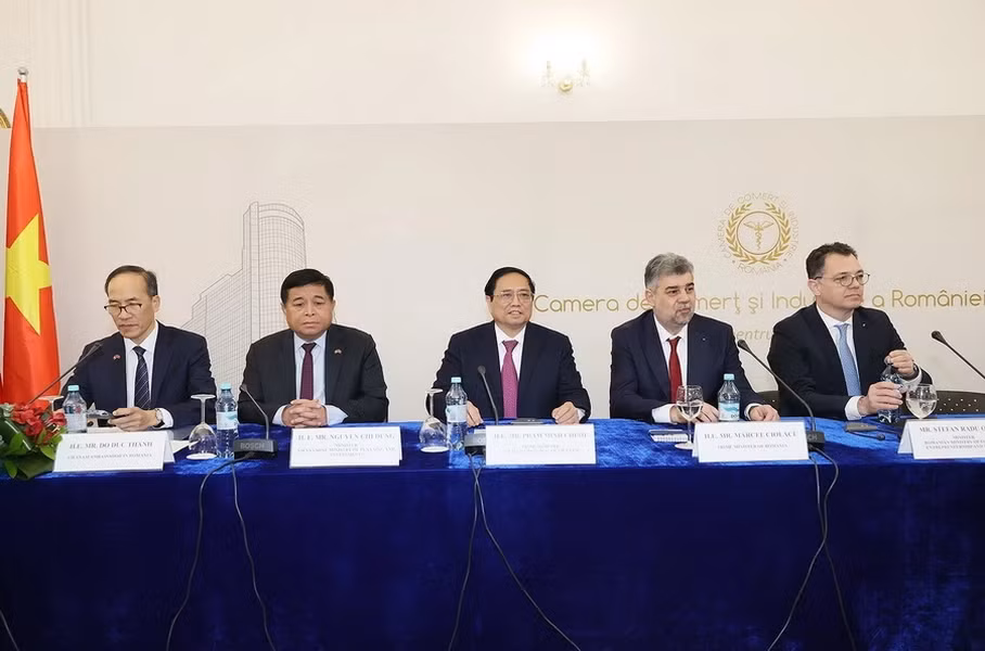 越南政府总理范明正与罗马尼亚总理出席越南与罗马尼亚商务论坛。