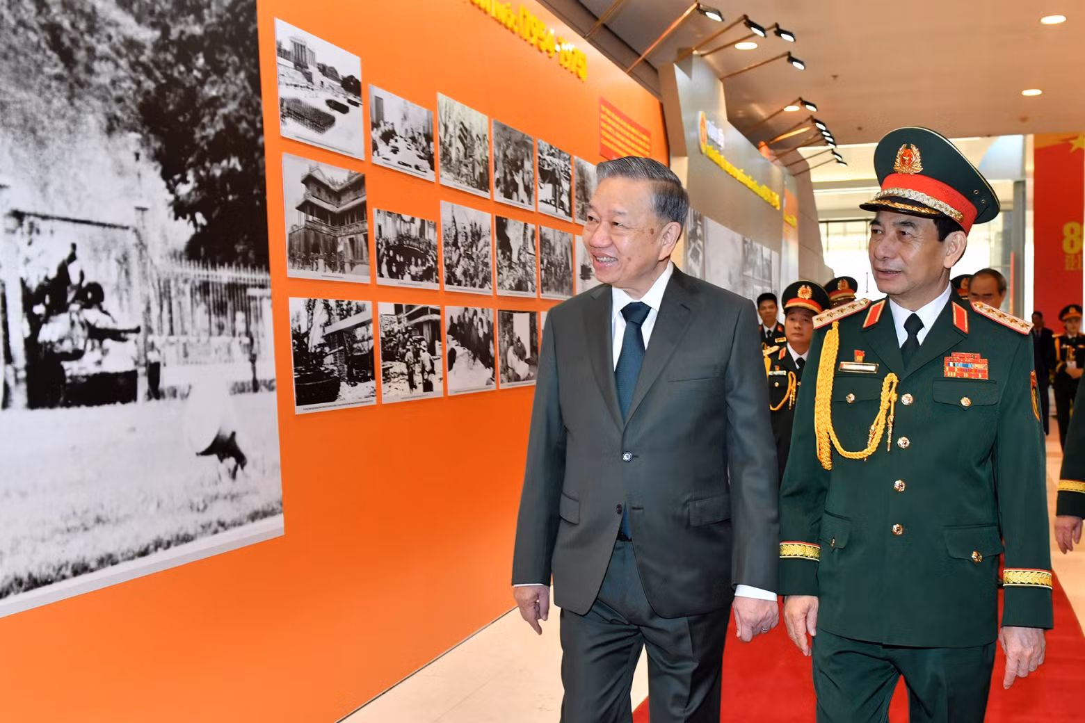 越共中央总书记苏林参观越南人民军80周年摄影展。