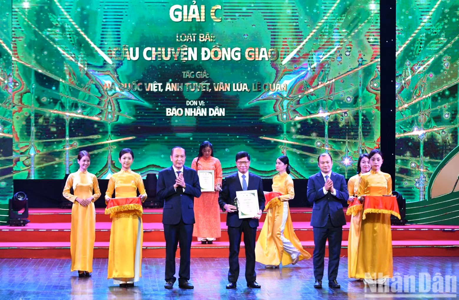 向《人民报》社代表颁发三等奖。