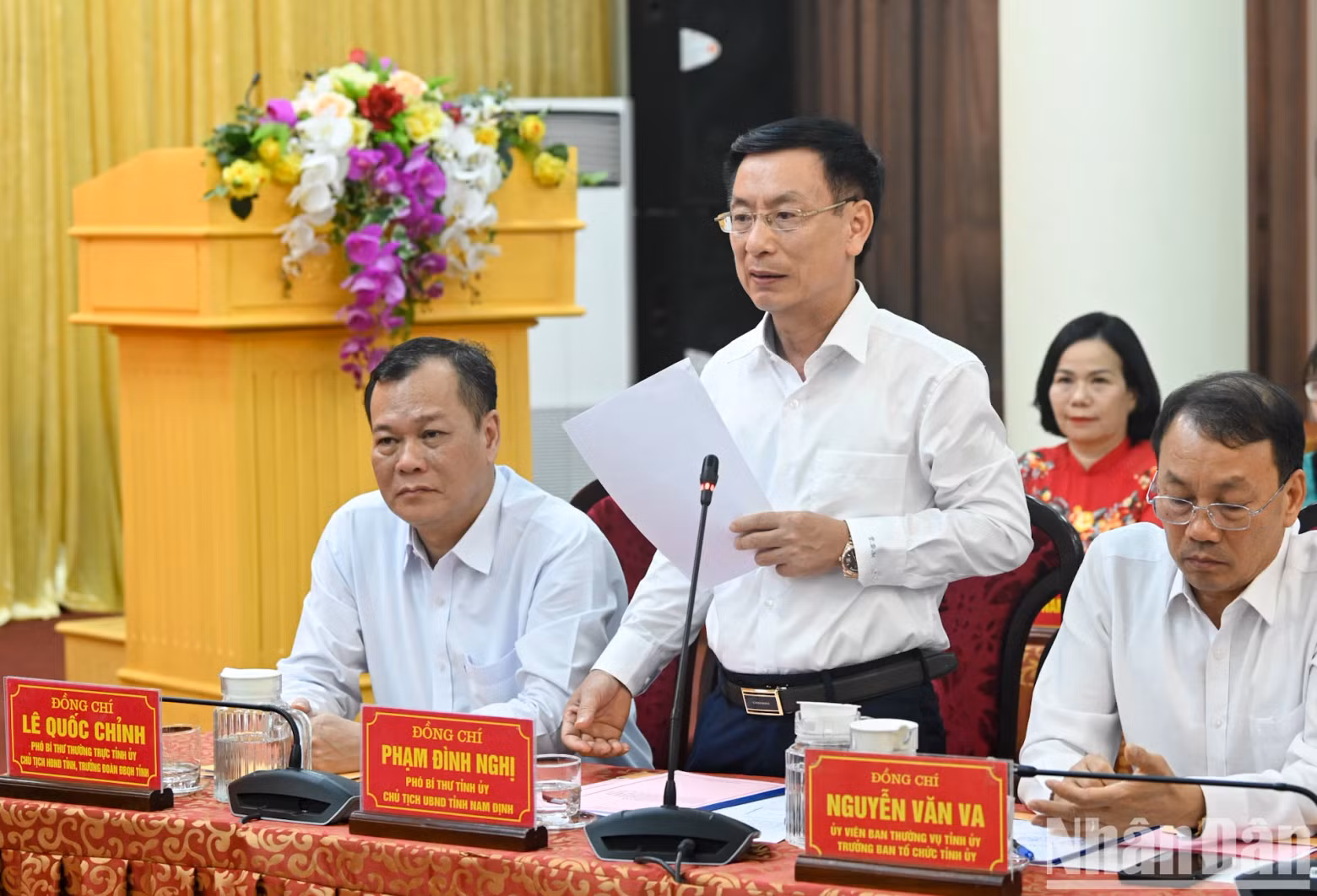 南定省人民委员会主席范廷毅在会上发表讲话。