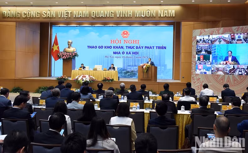 范明正总理在会上发表讲话。