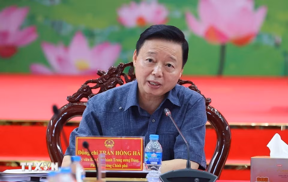 政府副总理陈红河在会上发表讲话。