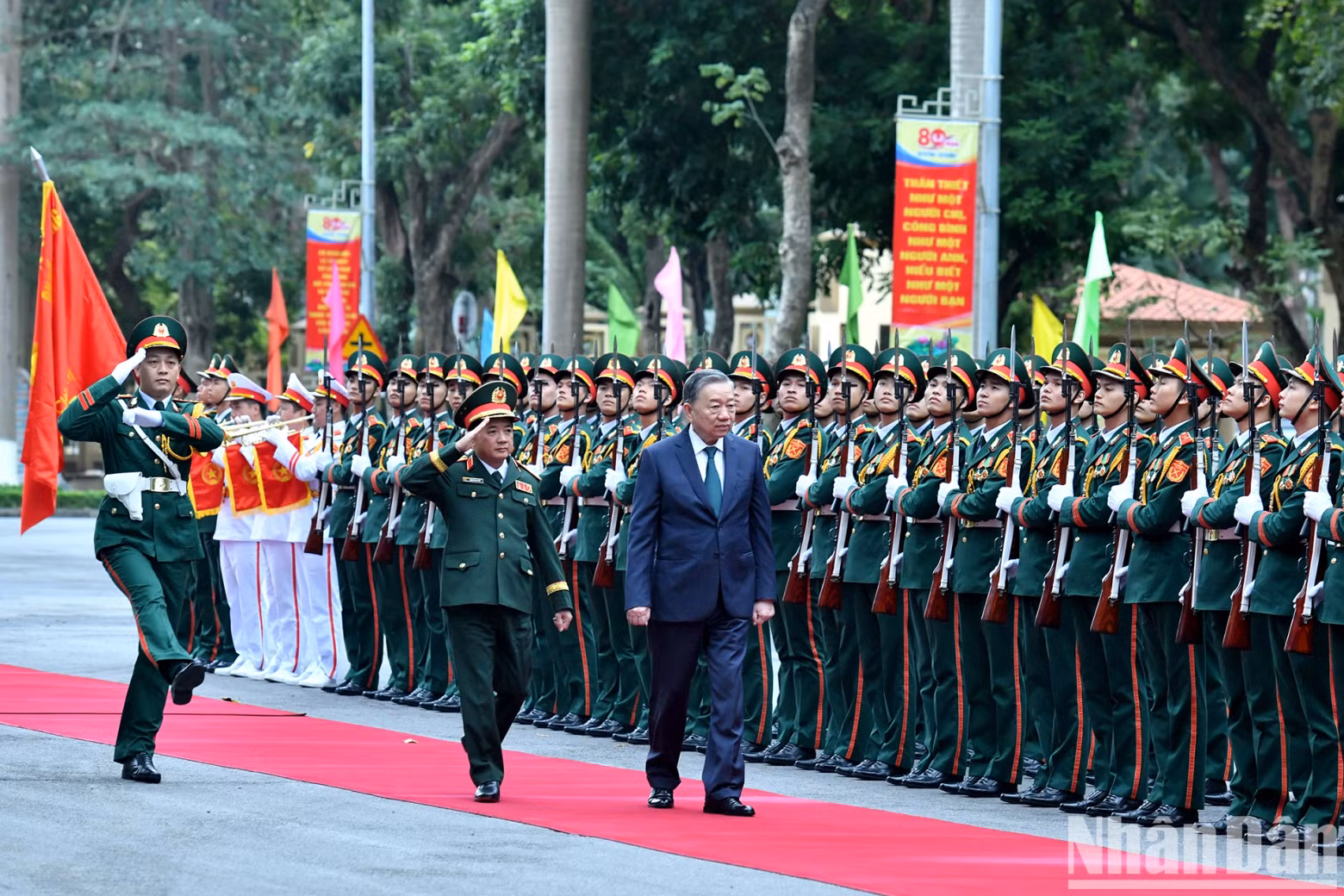 苏林总书记出席越南人民军总政治局建局80周年纪念典礼。