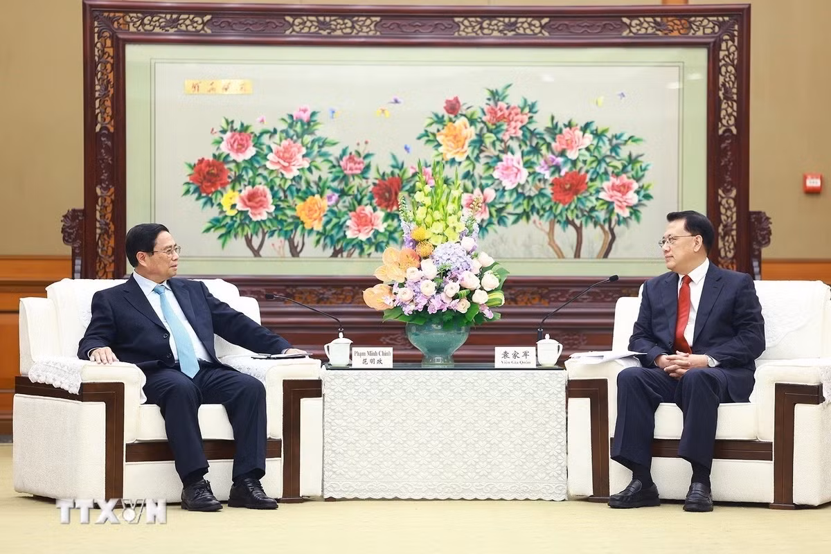 越南政府总理范明正会见中国重庆市市委书记袁家军。（图片来源：越通社）