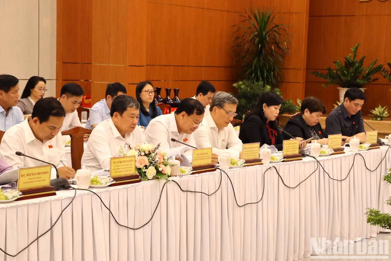 国会各机关、委员会领导一同与会。